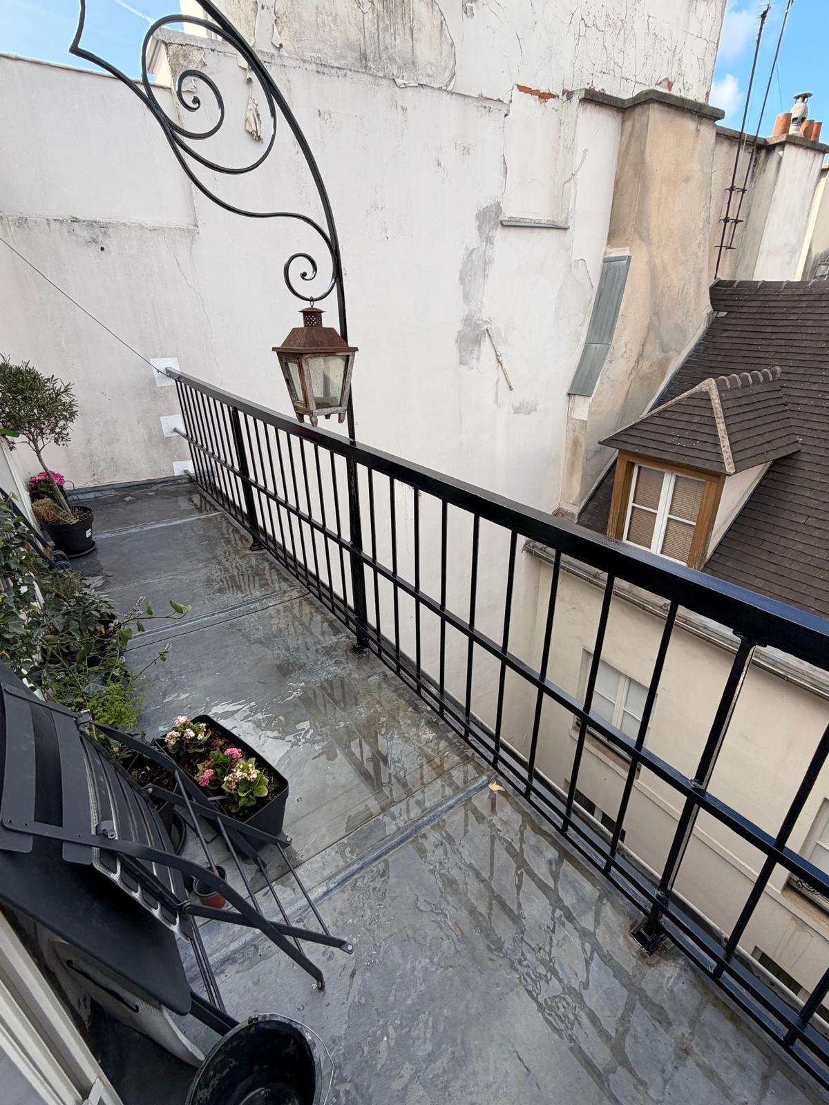 Balcon d’immeuble avec garde-corps en fer forgé