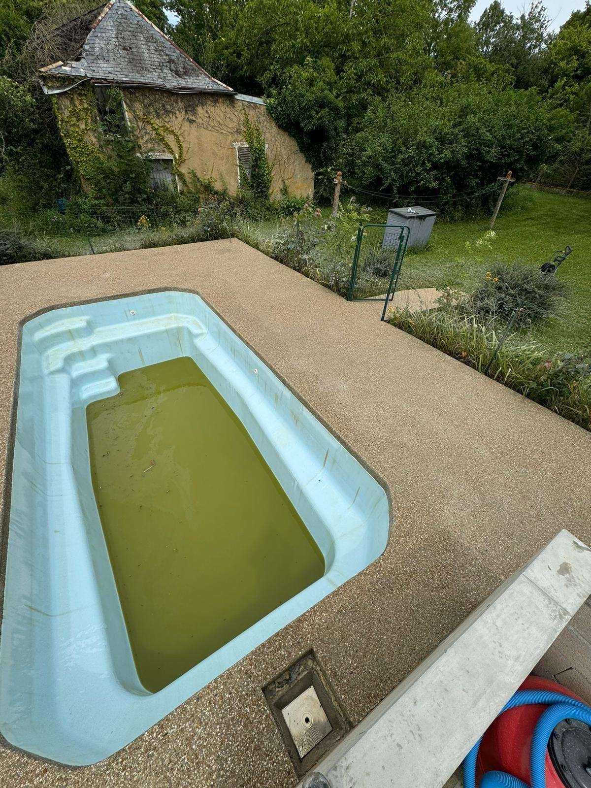 Plage de piscine en béton désactivé autour d’un bassin
