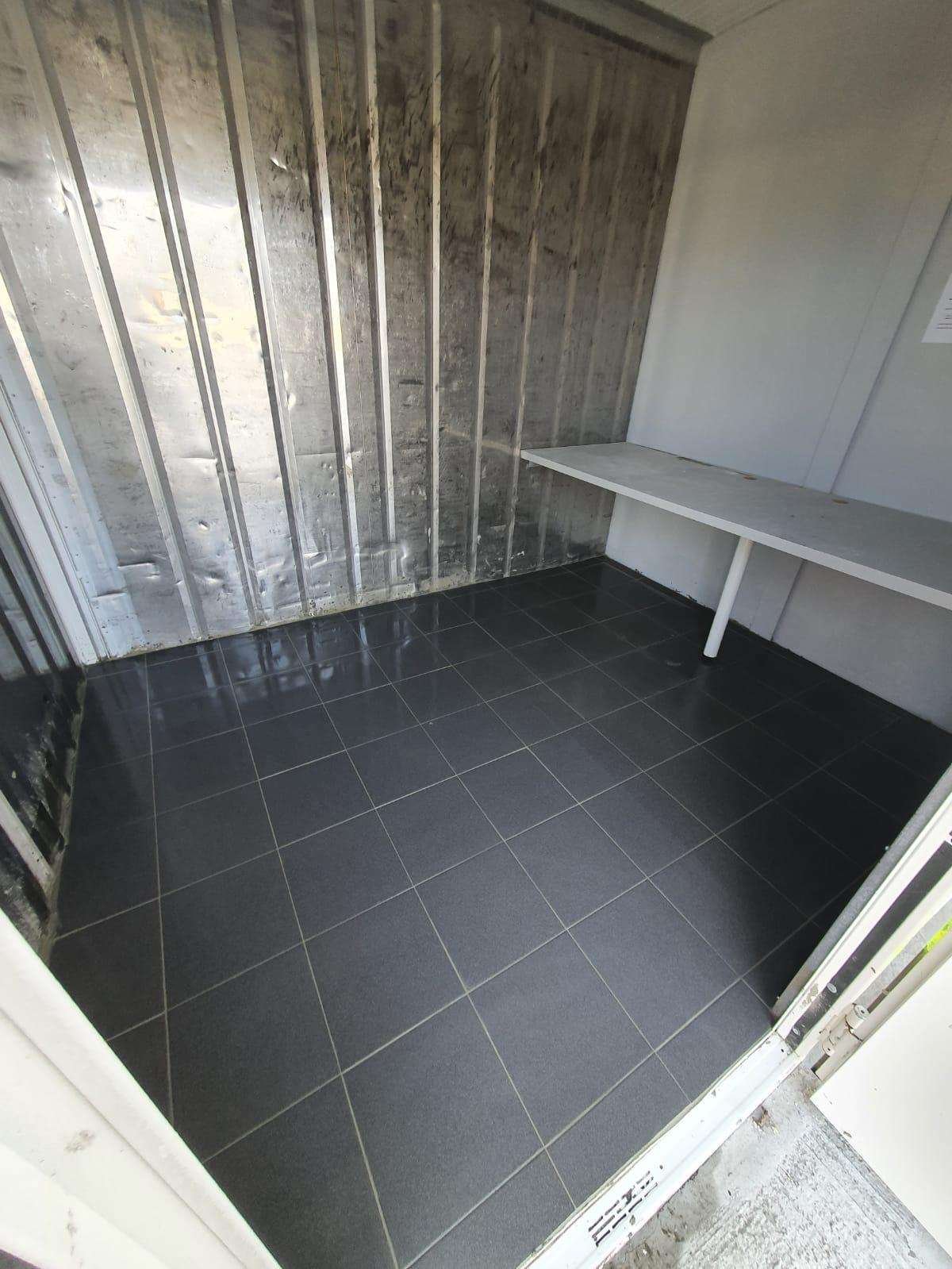 Sol carrelé terminé dans un local