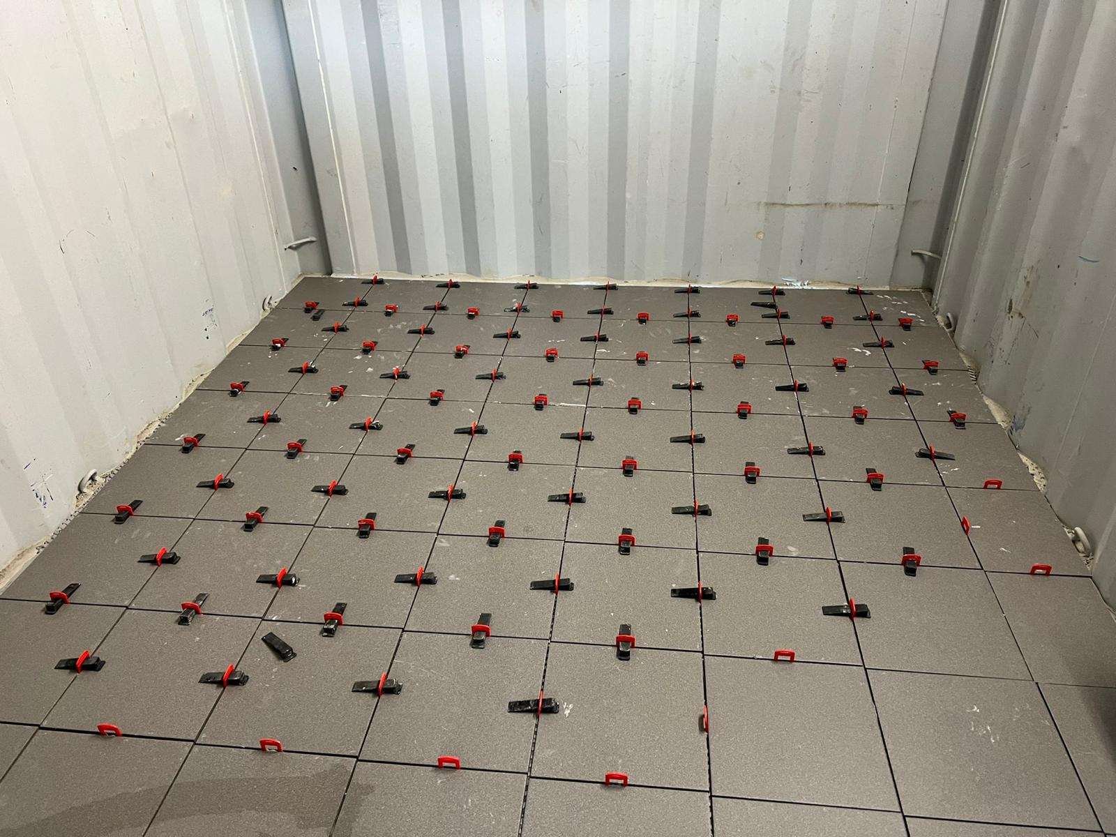 Carrelage en cours de pose avec croisillons