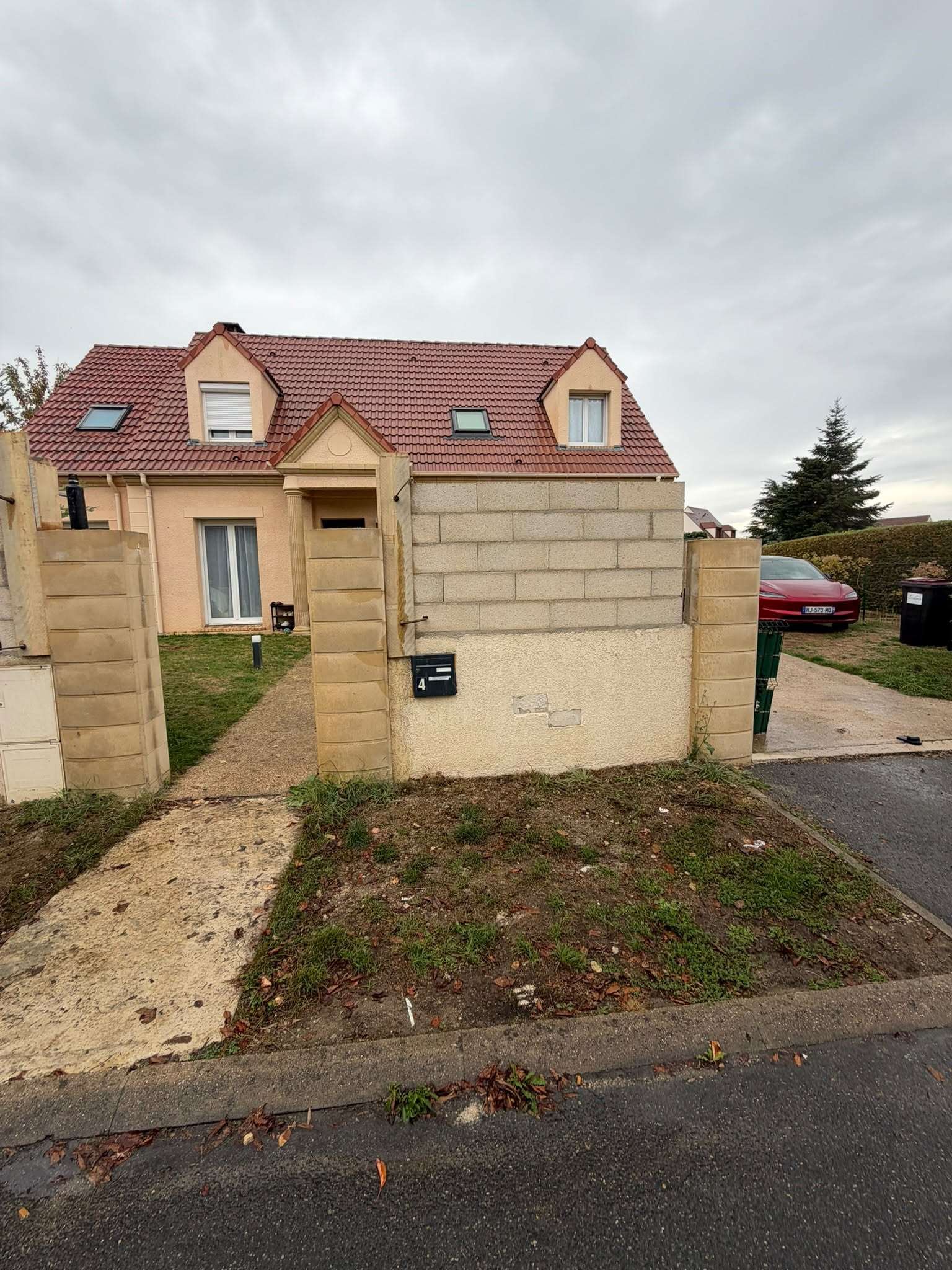 Piliers et mur de clôture montés, avant application de l’enduit