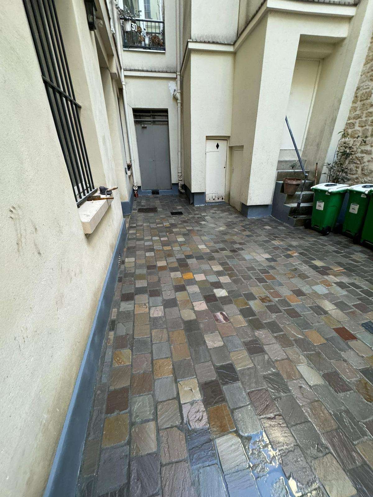 Passage pavé menant à la cour