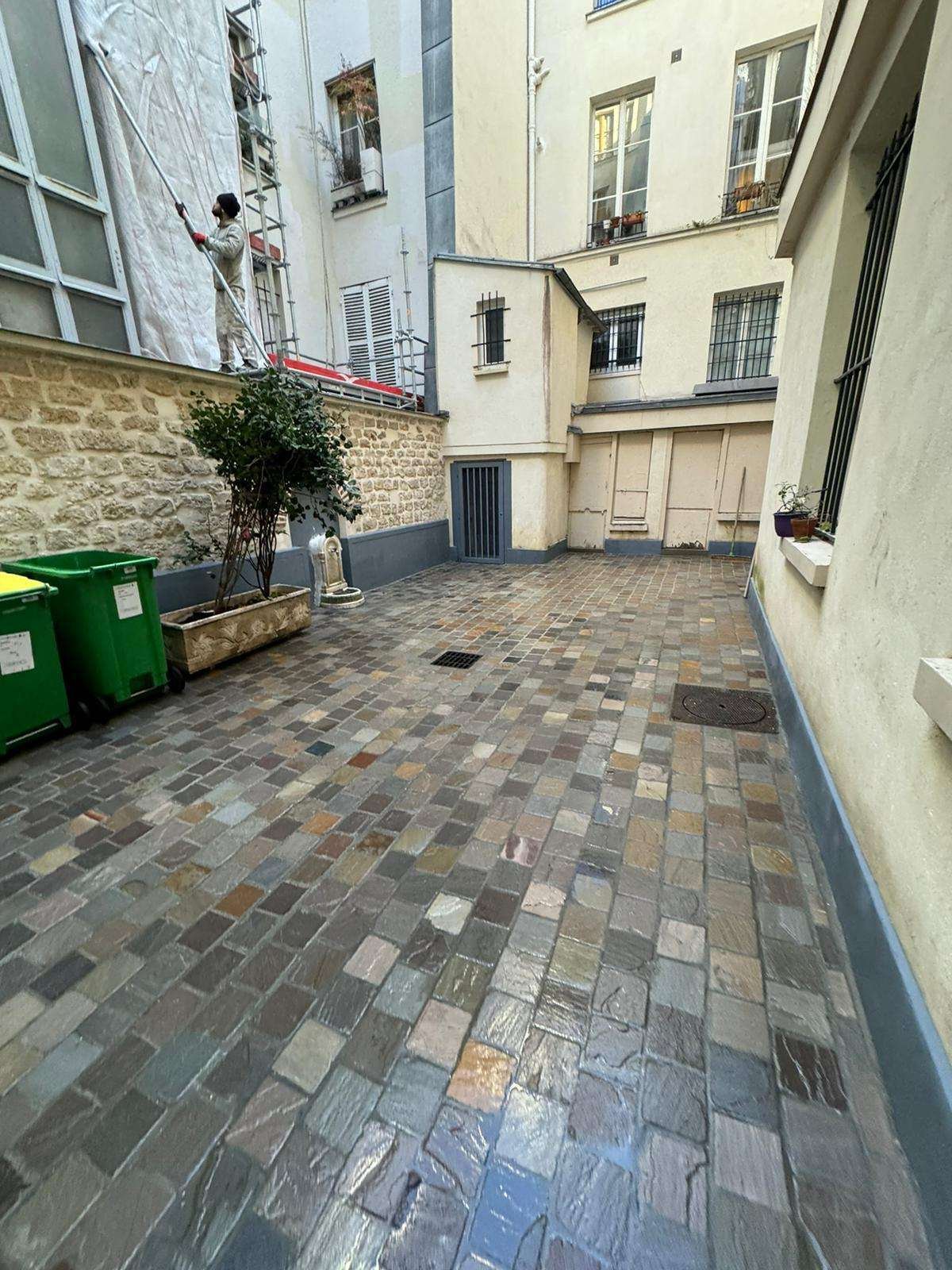 Cour d’immeuble pavée en grès