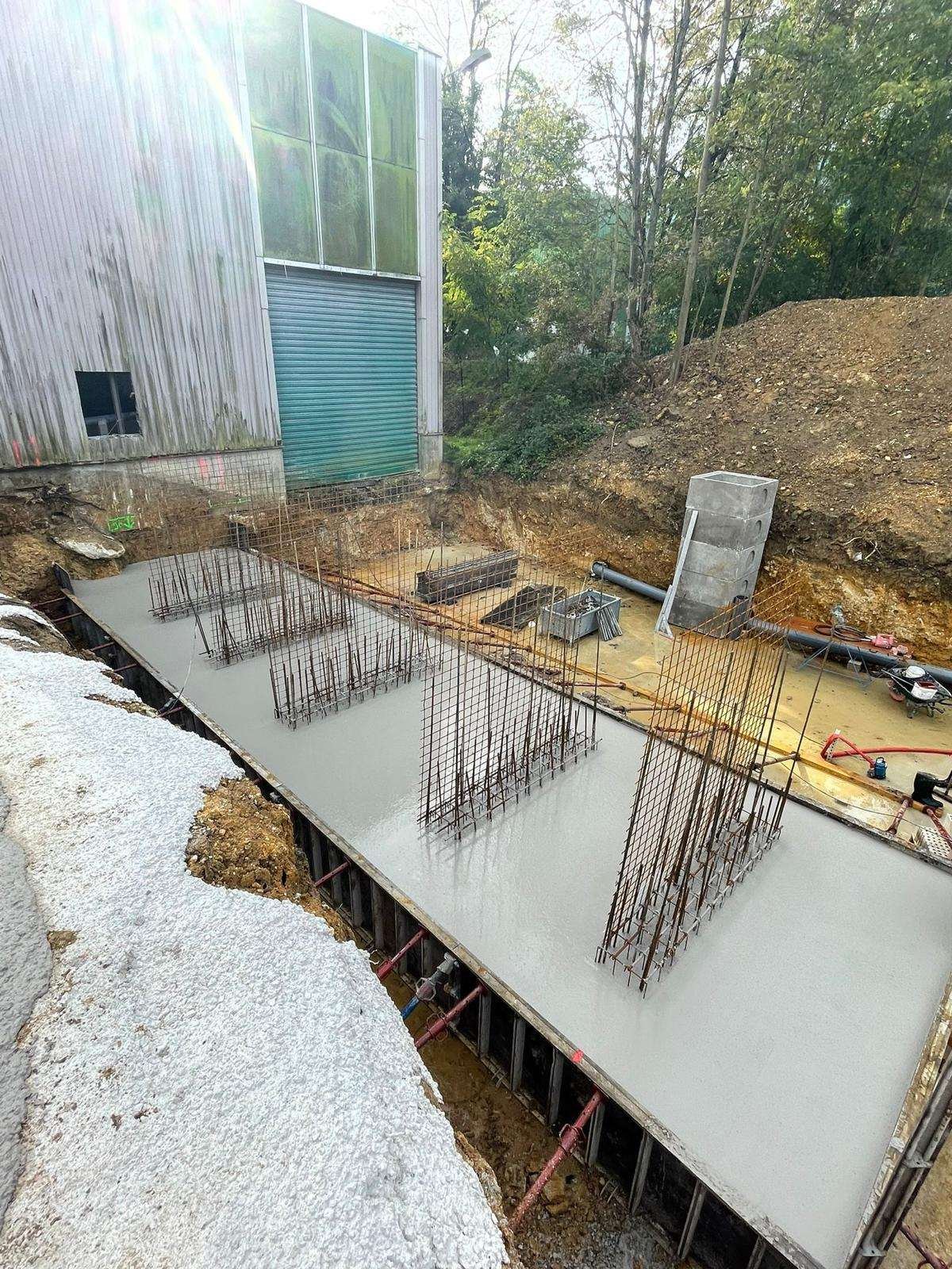 Dalle béton coulée avec attentes de ferraillage en attente des voiles