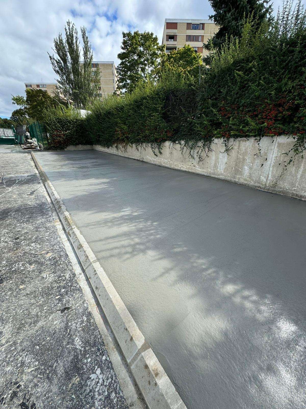 Dalle béton fraîchement talochée le long d’une bordure