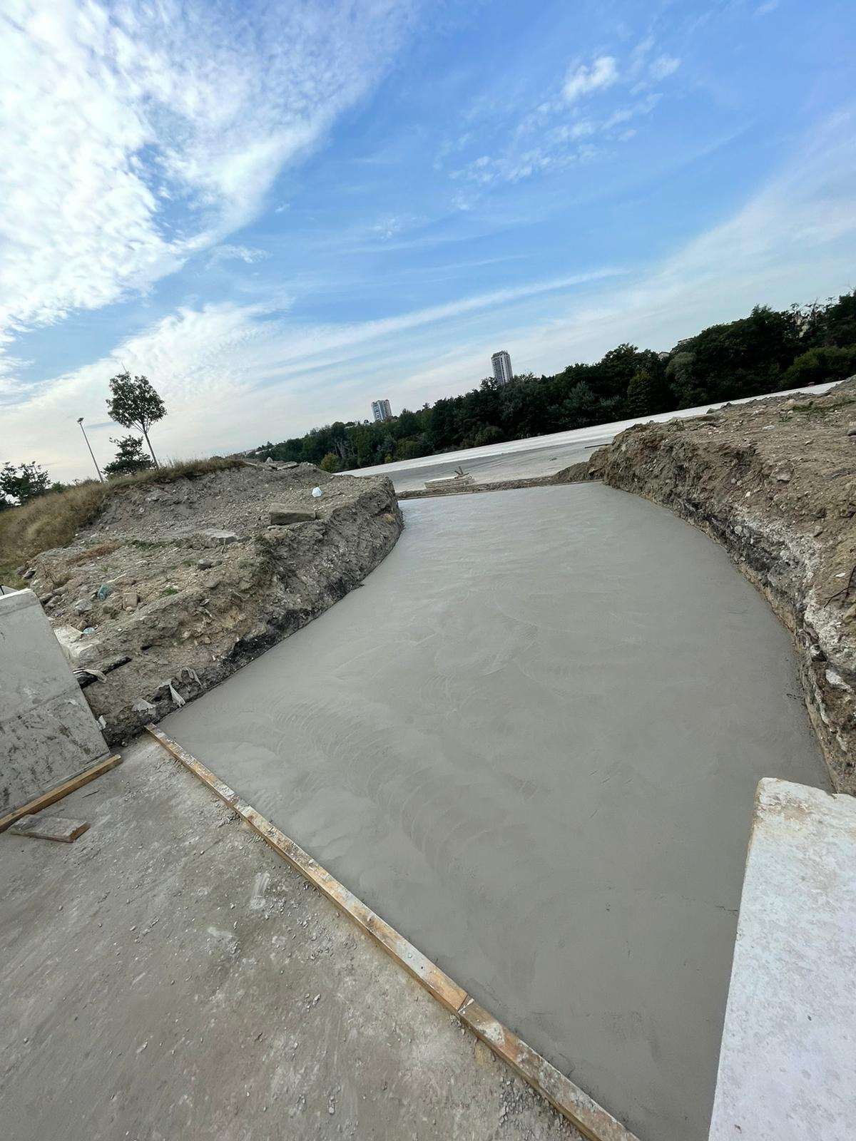 Dalle béton extérieure à bord courbe, coffrage en place