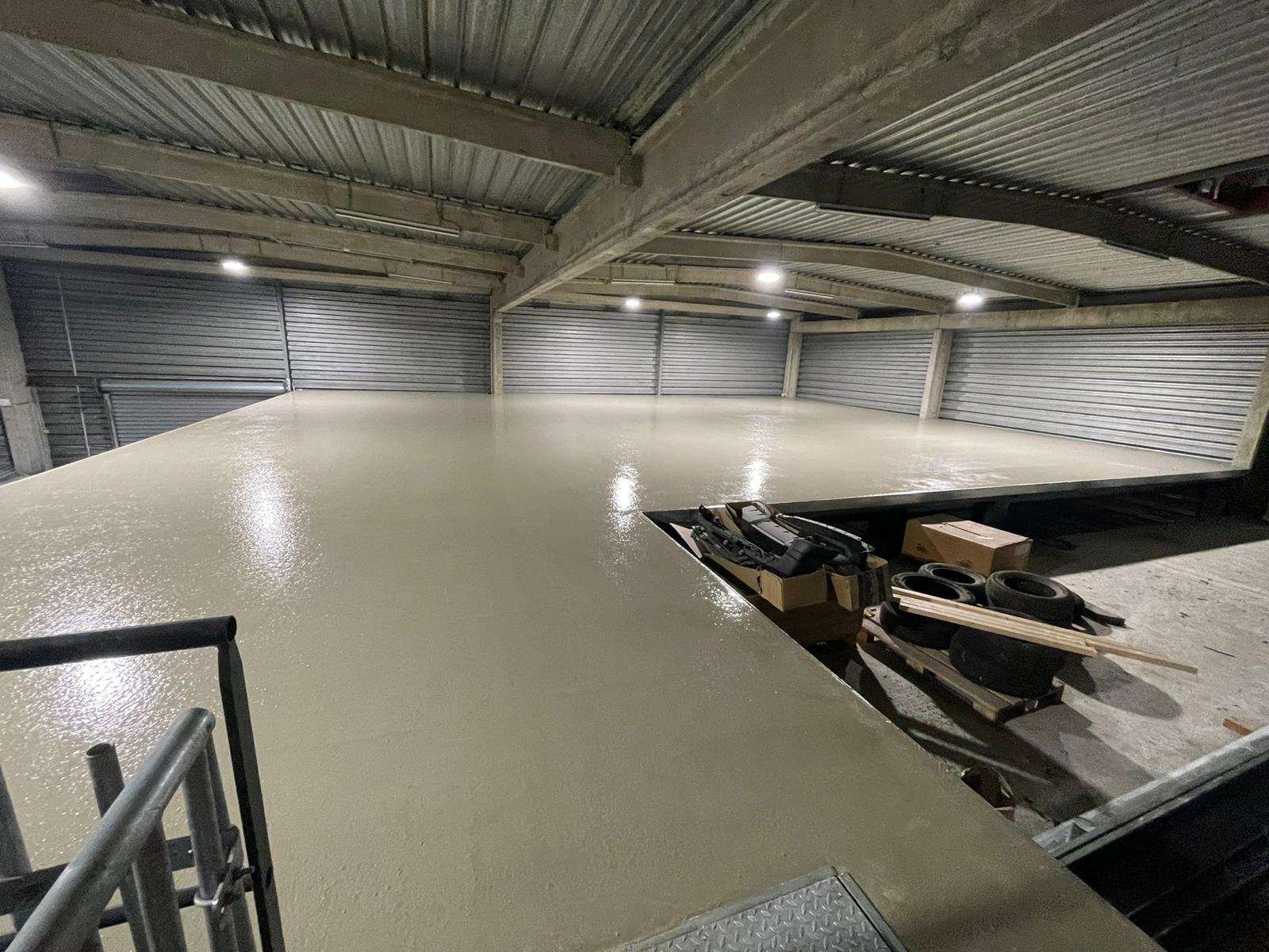 Dallage béton lissé à l’intérieur d’un hangar