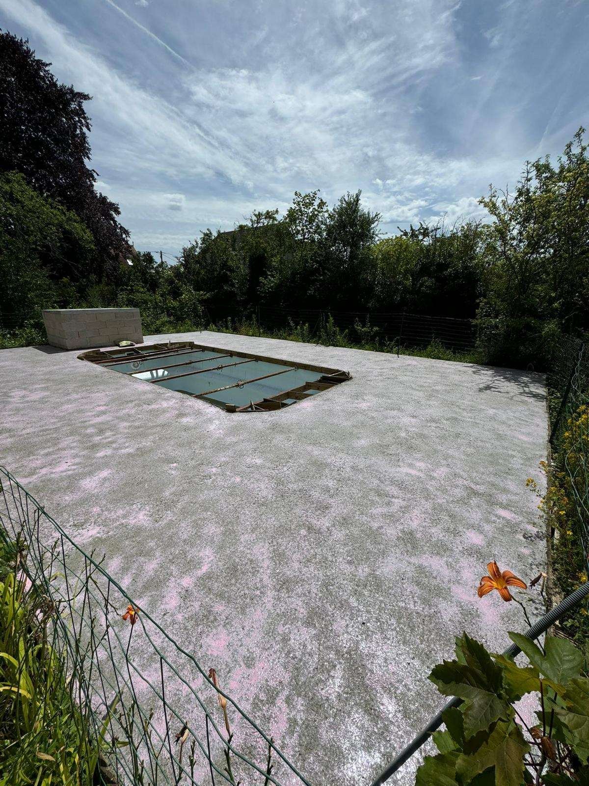 Dalle béton fraîche autour d’un bassin