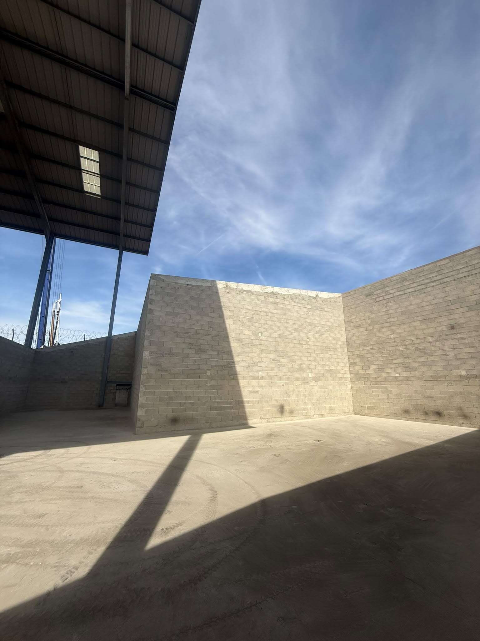 Angle des murs en blocs béton du hangar